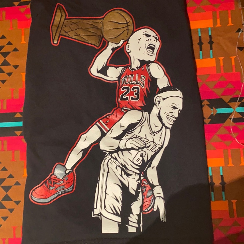 Short sleeve men’s Large Jordan dunking on Lebron Genesus shirt
